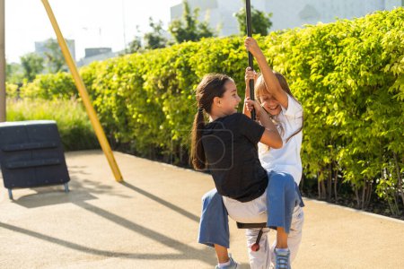 Foto de Niñas caucásicas disfrutando en el parque infantil al aire libre. Niñas jugando en el parque. Foto de alta calidad - Imagen libre de derechos