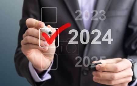 Téléchargez les photos : Homme d'affaires appuyant sur le bouton virtuel Nouveau 2024 Année. Photo de haute qualité - en image libre de droit