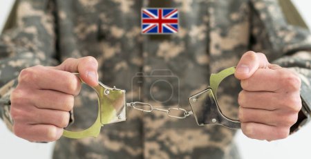 Téléchargez les photos : Soldat militaire britannique menotté. - en image libre de droit