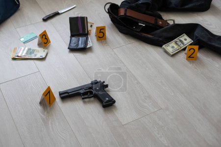 Foto de Concepto de investigación de la escena del crimen Pistola y bala contra el marcador amarillo del crimen en el piso del apartamento. Foto de alta calidad - Imagen libre de derechos