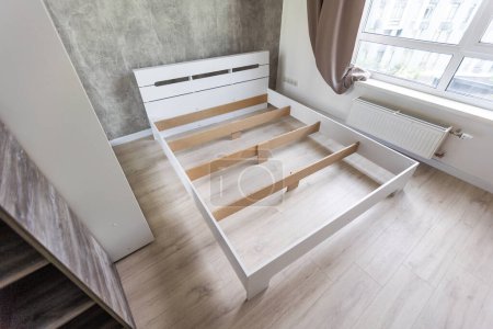 Téléchargez les photos : Assemblage lit en bois dans la chambre. - en image libre de droit