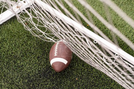 Foto de Foto de un fútbol americano en una hierba al lado de la línea de contacto, disparada desde arriba. Foto de alta calidad - Imagen libre de derechos