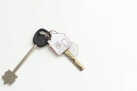 Téléchargez les photos : Porte-clés maison avec porte-clés. Isolé sur fond blanc. Photo de haute qualité - en image libre de droit
