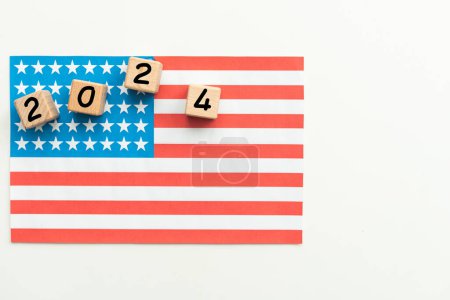 Foto de Elecciones presidenciales de Estados Unidos 2024 sobre cubos de madera. Foto de alta calidad - Imagen libre de derechos