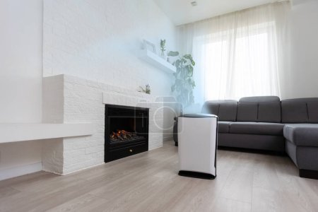Purificador de aire blanco en la sala de estar para aire fresco y vida saludable. Copiar espacio.