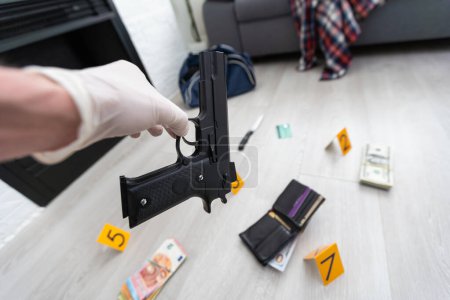 Foto de Investigación de la escena del crimen: recoger la bala de la pistola en el suelo. Foto de alta calidad - Imagen libre de derechos