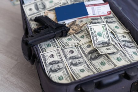 Téléchargez les photos : Une valise d'argent à cent dollars. Photo de haute qualité - en image libre de droit