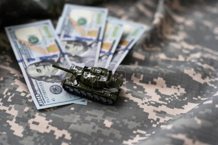 Spielzeugpanzer auf US-Hundert-Dollar-Scheinen machen dicht. Das Konzept der Kriegskosten, Militärausgaben und Wirtschaftskrise. Hochwertiges Foto