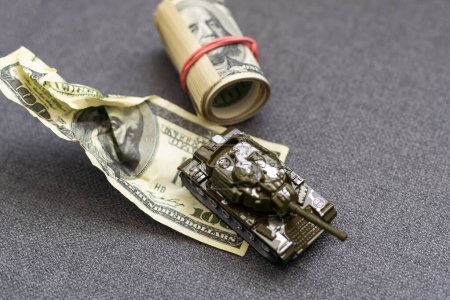 Spielzeugpanzer und Dollars, Armeezeichen. Hochwertiges Foto