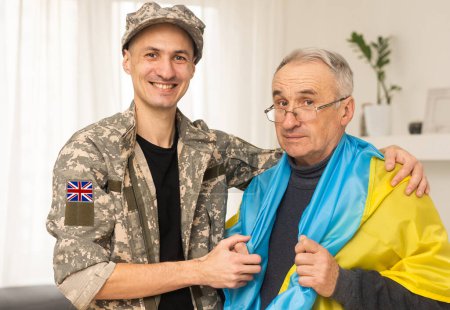Britischer Soldat mit ukrainischer Flagge.