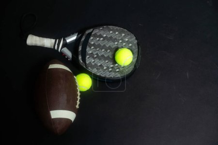Conjunto de equipos deportivos en el suelo, padel tenis, pelota de rugby. Foto de alta calidad