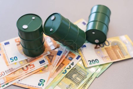 Ölfass mit Geld, Euro-Banknoten in Nahaufnahme. Hochwertiges Foto
