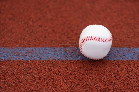 Téléchargez les photos : Une balle de baseball sur le terrain de sport. Photo de haute qualité - en image libre de droit