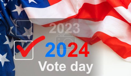 Der Text zur Präsidentschaftswahl 2024 steht auf einer Mini-Kreidetafel über einem historischen Hintergrund mit einem Teil der amerikanischen Flagge. Ansicht von oben. Hochwertiges Foto