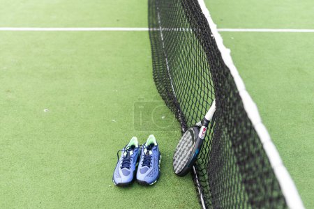 Padel Tennisschläger Sportplatz und Bälle. Laden Sie sich ein qualitativ hochwertiges Foto mit Paddel für die Gestaltung einer Sport-App oder einer Werbeanzeige in sozialen Medien herunter. Hochwertiges Foto