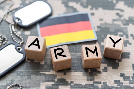 Bundeswehrflagge in Uniform auf dem Arm der Soldaten. Militärisches Konzept. Hochwertiges Foto
