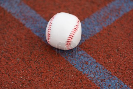Téléchargez les photos : Une balle de baseball sur le terrain de sport. Photo de haute qualité - en image libre de droit