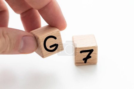 Mano humana poner bloque de madera y establecer la palabra tecnología G7. Futuro de red. Alta velocidad de internet móvil. Foto de alta calidad