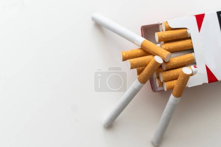 escalera de cigarrillos aislada sobre un fondo blanco. Foto de alta calidad