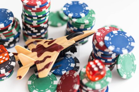 Groupe de dés de casino de jeu rouge et de jetons isolés sur fond blanc. Photo de haute qualité