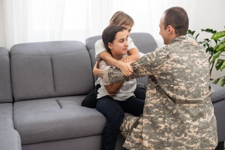 Soldat avec ses enfants à la maison. Photo de haute qualité