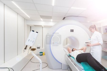 Tomografía computarizada o resonancia magnética médica en el laboratorio hospitalario moderno. Interior del departamento de radiografía. Equipamiento tecnológicamente avanzado en sala blanca. Máquina de diagnóstico por resonancia magnética.
