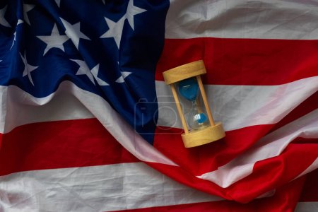 Du verre de sable dans le drapeau américain. Photo de haute qualité