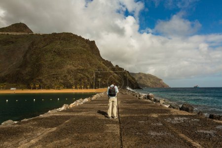 Téléchargez les photos : Vue sur la plage de Teresitas près de Santa Cruz de Tenerife sur les îles Canaries, Espagne - en image libre de droit