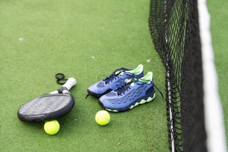 Pádel raqueta de tenis pista deportiva y pelotas. Descarga una foto de alta calidad con remo para el diseño de una aplicación deportiva o publicidad soical media. Foto de alta calidad