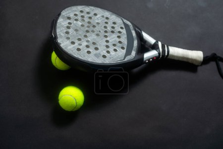 raqueta pelota paddel fondo negro. Foto de alta calidad