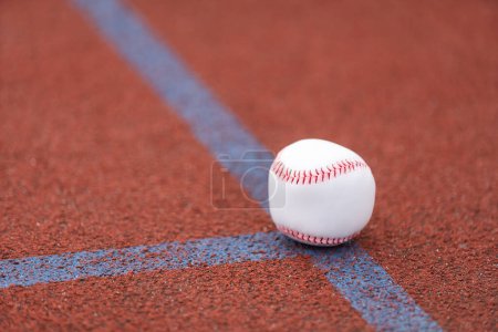 una pelota de béisbol en el campo de deportes. Foto de alta calidad