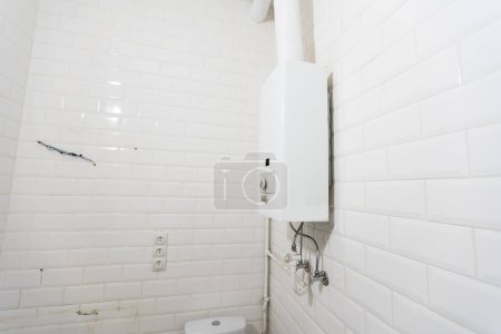 Kaputte moderne Wasser-Gas-Heizung neben Duschkabine Innen Elegante saubere Badezimmer Interieur. Hochwertiges Foto
