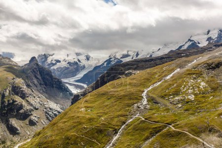 Belle visite d'exploration à travers les montagnes en Suisse