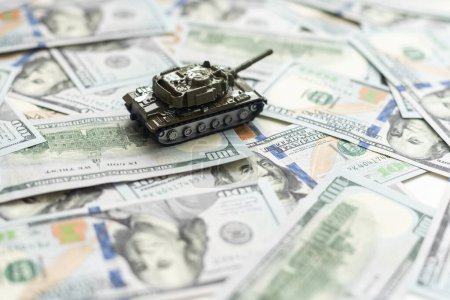 Panzer vor dem Hintergrund des Dollars. Konzept des Krieges. Hochwertiges Foto