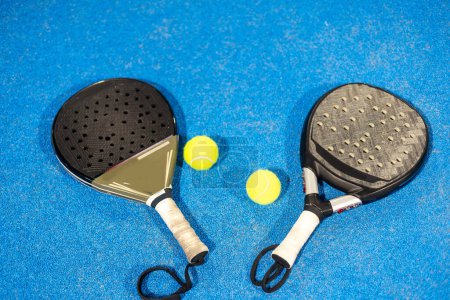 raquette de tennis padel terrain de sport et balles. Photo de haute qualité