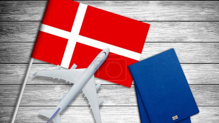 Auf dem Weg nach Dänemark, Passagierflugzeug von oben auf dänischer Flagge. Hochwertiges Foto