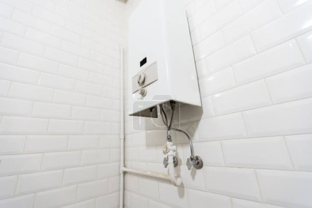 Kaputte moderne Wasser-Gas-Heizung neben Duschkabine Innen Elegante saubere Badezimmer Interieur. Hochwertiges Foto