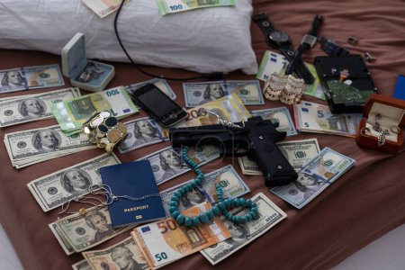  revólver y dinero en efectivo: crimen, gángsteres y concepto de thriller. Foto de alta calidad
