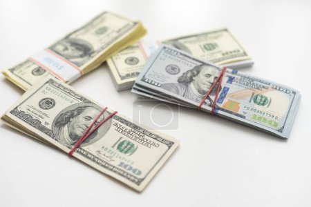 Foto de Un fondo de 100 billetes encima de una pila de efectivo. Foto de alta calidad - Imagen libre de derechos
