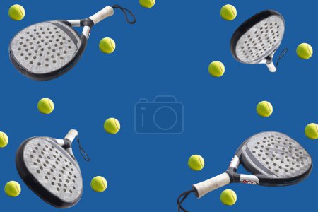 Foto de Raqueta de pádel y pelota sobre fondo blanco aislado. ilustración 3d - Imagen libre de derechos