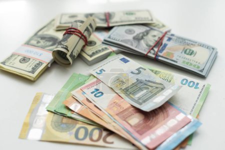  Banknoten, amerikanischer Dollar, europäische Währung, Euro, diverses Geld. Hochwertiges Foto