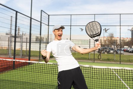 Téléchargez les photos : Homme jouant court de paddle tennis. Photo de haute qualité - en image libre de droit