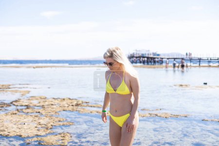 femme sur la plage. Jeune femme blonde heureuse. Sharm El Sheikh.