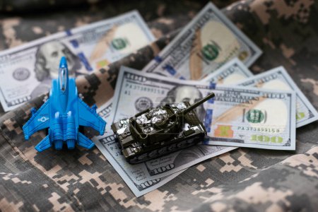 Modell militärische Kämpfer und Dollars. Hochwertiges Foto