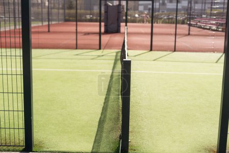 Vue sur terrain de sport multifonctionnel avec courts de tennis. Photo de haute qualité