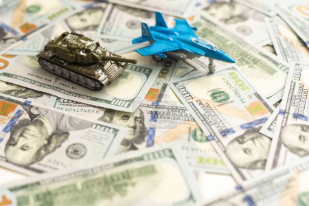 Militär-Kampfflugzeug und Dollar auf weißem Hintergrund. Hochwertiges Foto