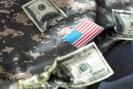 Geldstapel auf amerikanischer Flagge. Dollar. Hochwertiges Foto