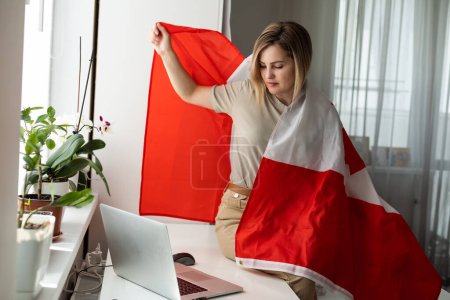 Foto de Las manos de la mujer y la bandera de Canadá en el ordenador, teclado portátil. Foto de alta calidad - Imagen libre de derechos