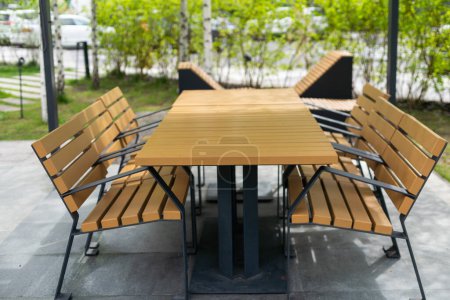 Mesa y silla de madera de estilo vintage en el jardín. Foto de alta calidad