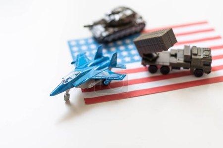 Téléchargez les photos : Soldats miniatures jouet sur scène de bataille avec fond de drapeau américain, concept Memorial Day. Photo de haute qualité - en image libre de droit